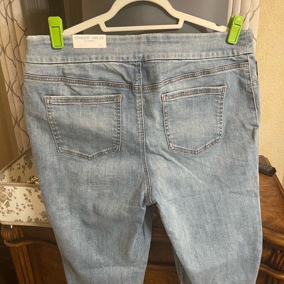 CHICO 17 in DENIM CAPRI NWT SIZE 2.5 - Picture 1 of 3